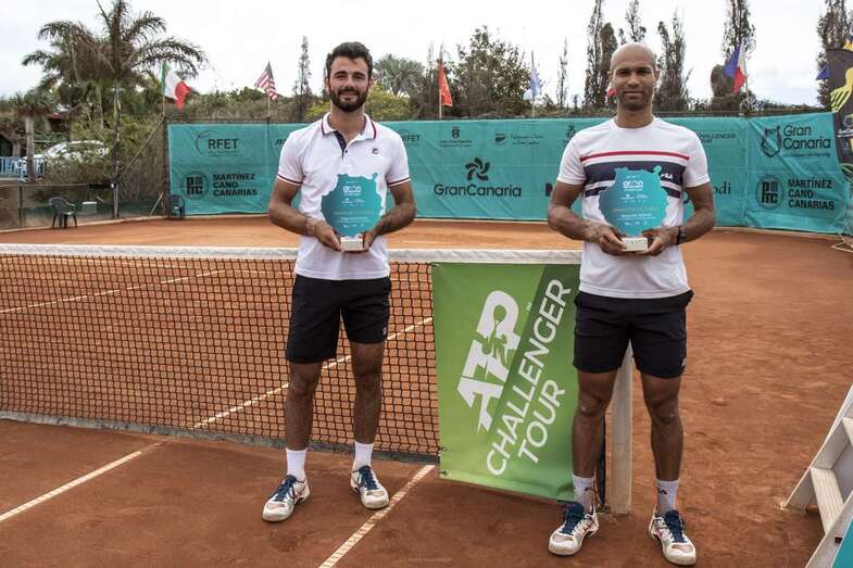 La pareja ganadora de dobles/TA.